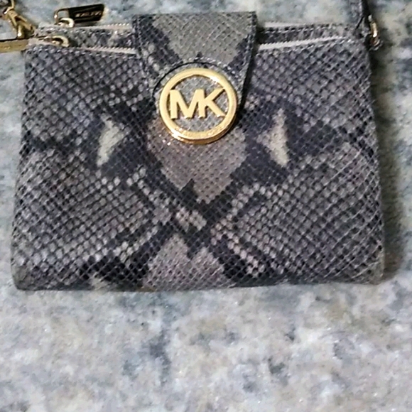 MK SnakeSkin crossbody purse like new!!!! Perfect condition - Picture 1 of 9